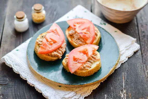 Бутерброды с печенью трески и помидорами рецепт фото 6